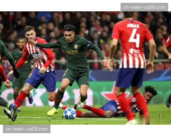 实时战术板:里昂教练场边示意前锋回撤,试图拉扯开洛里昂紧凑的四人防线 实时战术板:里昂教练场边示意前锋回撤,试图拉扯开洛里昂紧凑的四人防线