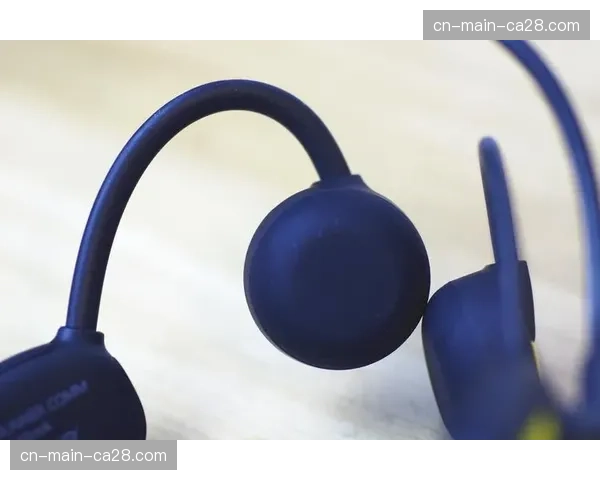 主裁判沟通系统供应商推出新型骨传导耳机，旨在提升雨战中裁判团队的通讯清晰度